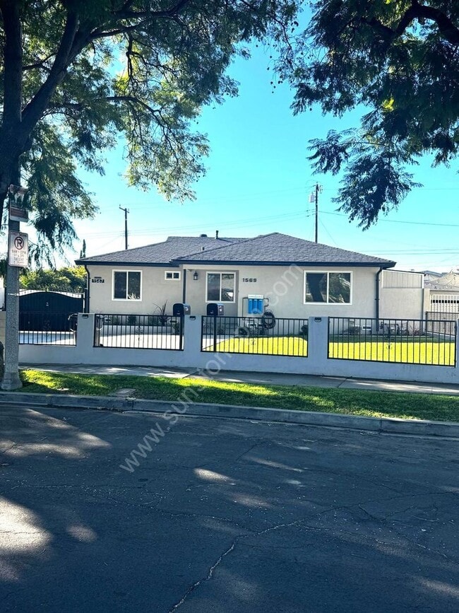 Building Photo - 1569-1567 Carol Dr Unit Front House - 1569 Carol Dr