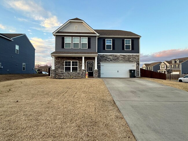Building Photo - Beautiful 4 bedroom 2.5 bath home located in the Cliffs subdivision!