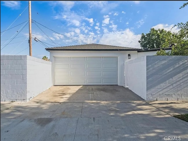 Photo - 1319 E 57th St House