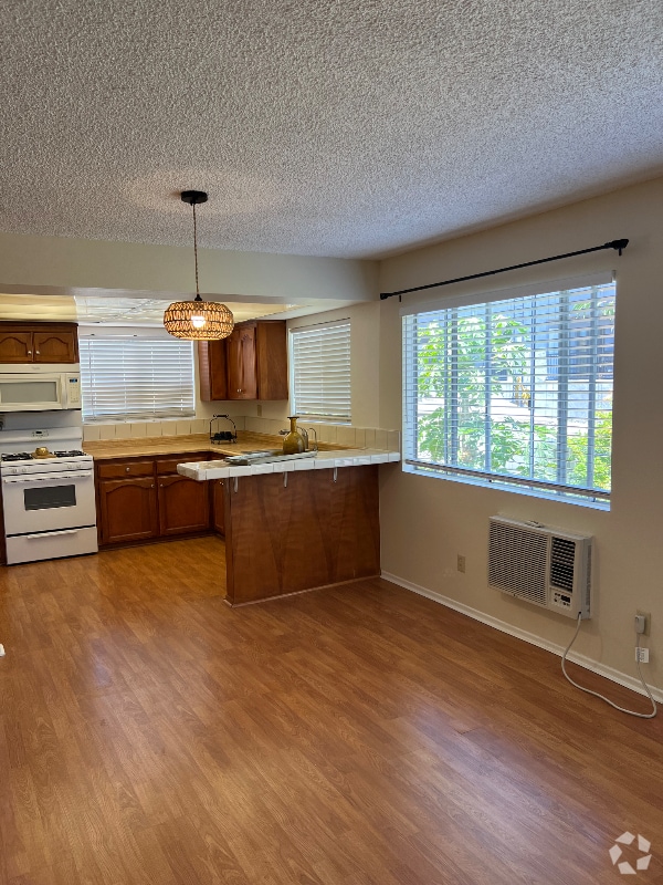 Building Photo - 504 A E Valencia Rental