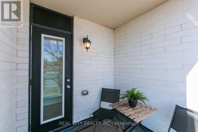 Photo - 142 Widdicombe Hill Blvd