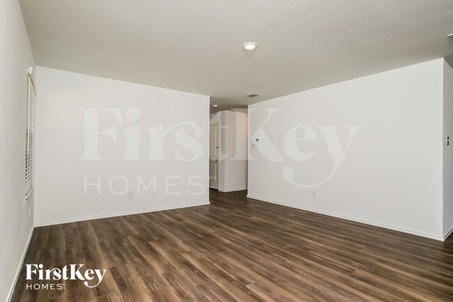 Photo - 1614 River Xing Dr