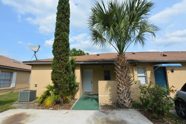 Building Photo - East Orlando 3/2 duplex. TILE FLOORS, Fresh paint, community pool!
