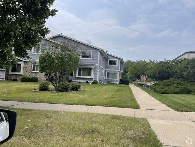 Beautifully landscaped! - 2014 McKenna Blvd Rental