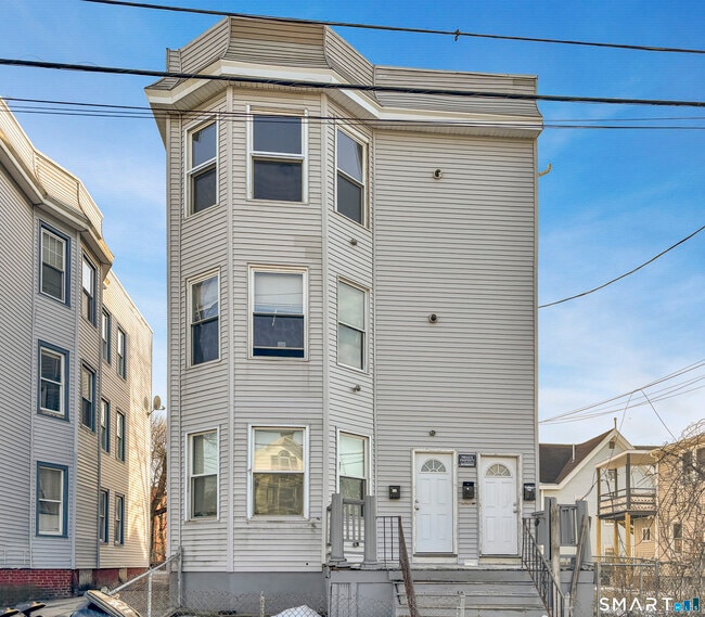 Building Photo - 34 Wolcott St Unit 3