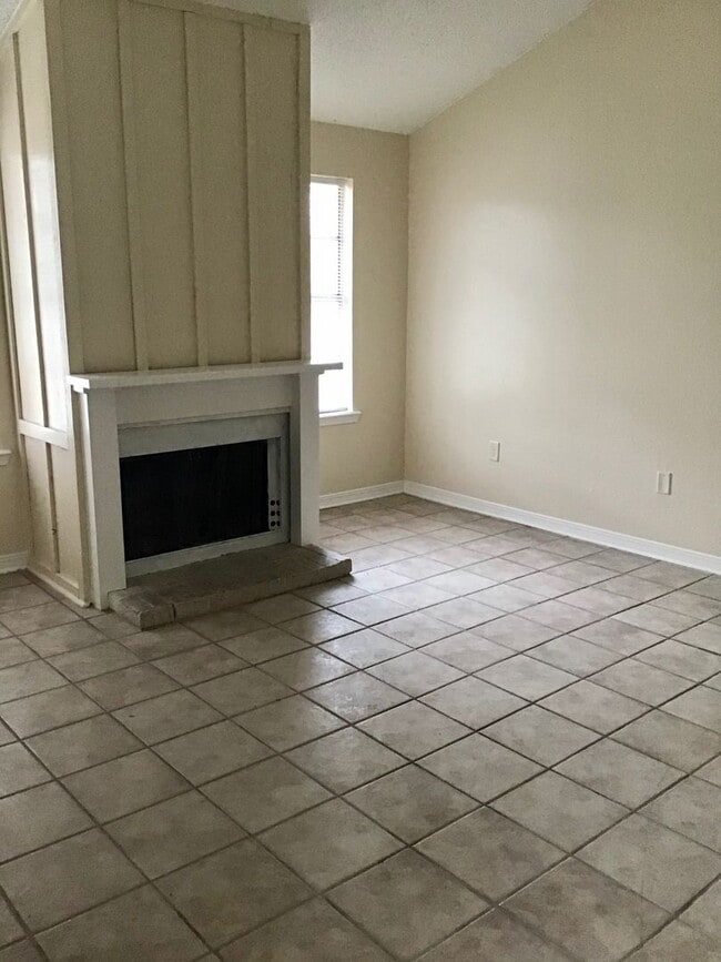 Building Photo - 2132 Gardere Ln Unit 2132 C Gardere Lane