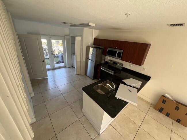 Photo - 875 SW 7th St