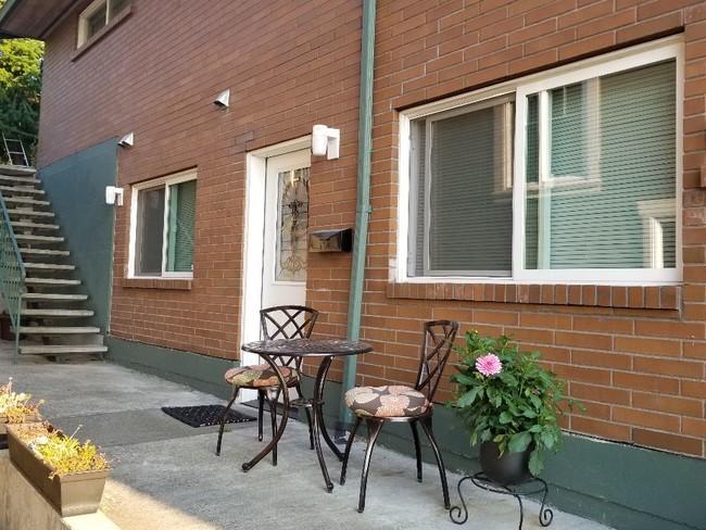 Entrada privada - 8855 39th Ave SW Unidad B