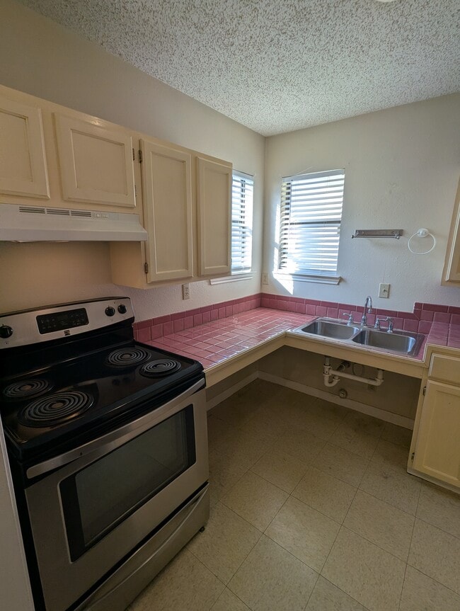 Photo - 6310 Windsor Castle