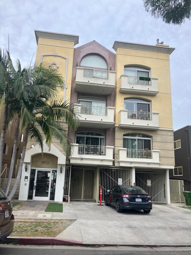 Building Photo - 1952 Selby Ave Unit 103