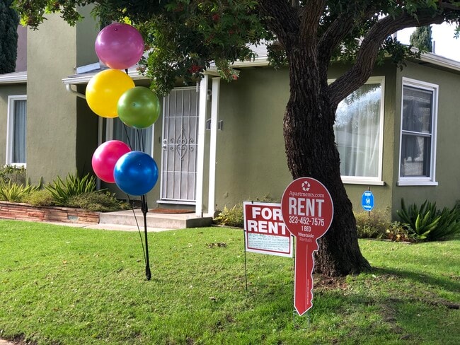 Building Photo - 1033 Pearl St Unit Front