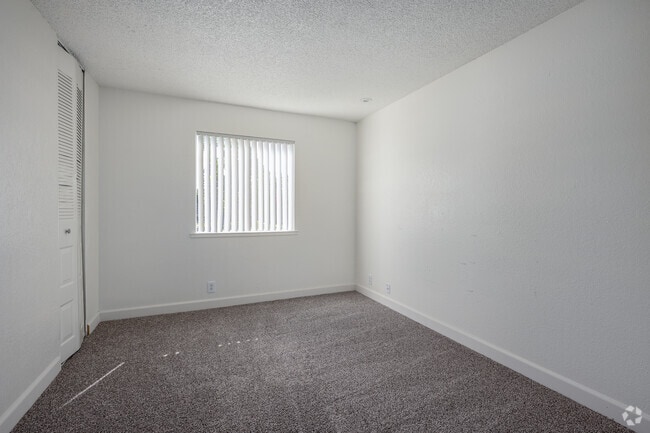 2BR, 1BA - 917SF - Second Bedroom