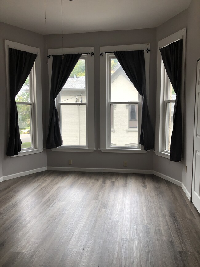 Photo - 437 W 6th St Unit 3