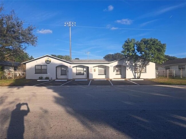 Building Photo - 980 SW 76th Ave Unit 3