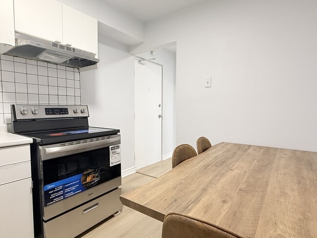 Photo - 1989 Wyandotte St W Unit 202