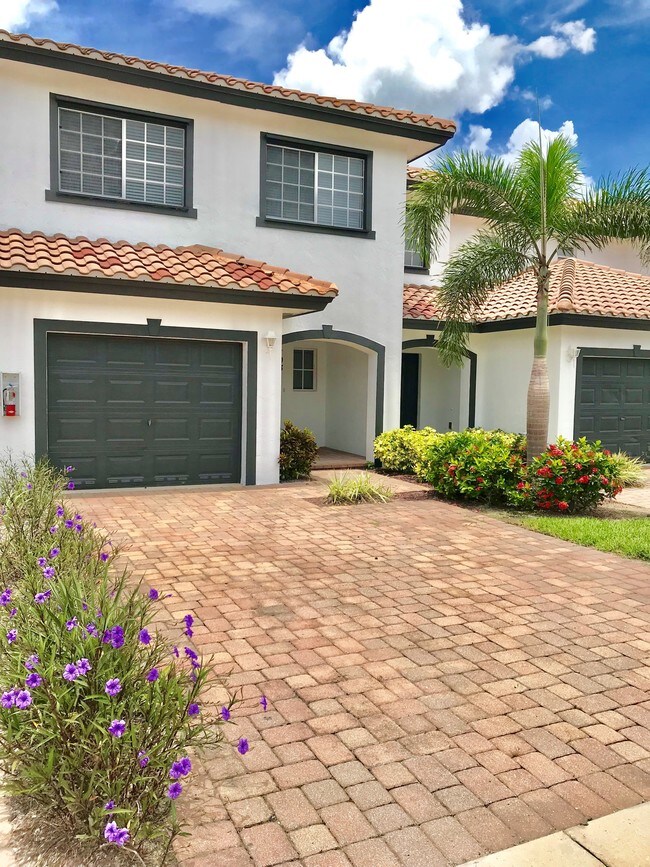 Amberton Luxury Townhomes For Rent in Naples, FL