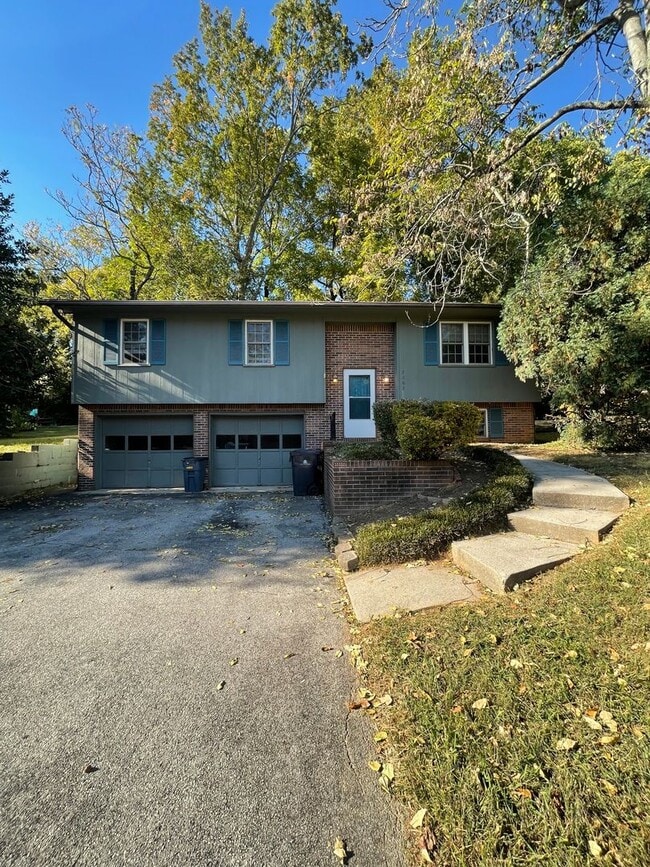 Building Photo - 3 bed, 2.5 bath, 2 car garage split foyer home in West Knoxville