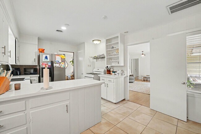 6267 Chevy Chase Dr