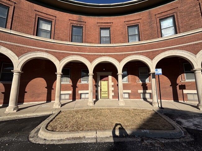 Exterior - 632 E 112th St Apartments Unit Pullman