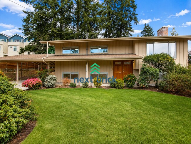 Building Photo - 6 Bed and 3 Bath Single Family Home Available Now!