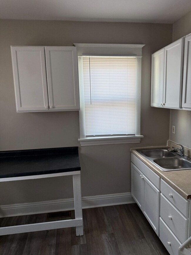 Building Photo - 2 Bedroom House for rent