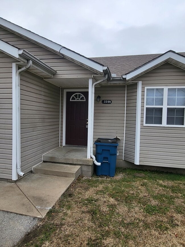 Photo - 3 Bedroom 2 Bath Duplex.  1 Car garage.  Maintenance Free We Mow!