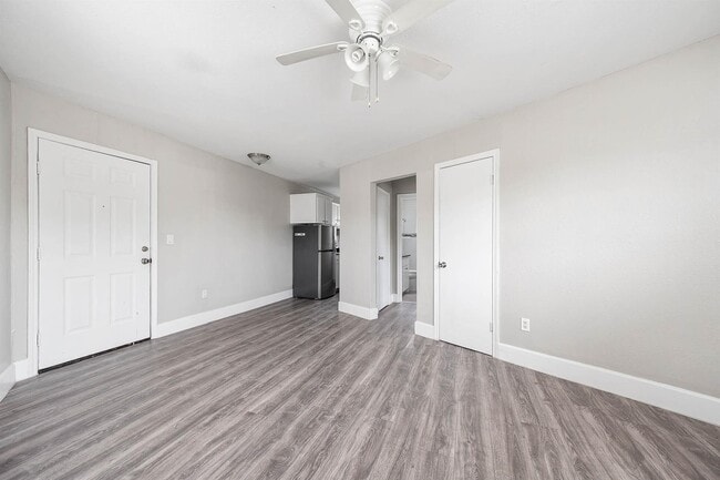 Building Photo - 1711 Fourcade St Unit 5