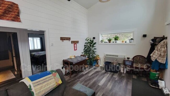 Building Photo - 4217-4217 Trinity Rd Unit 4215 Rental