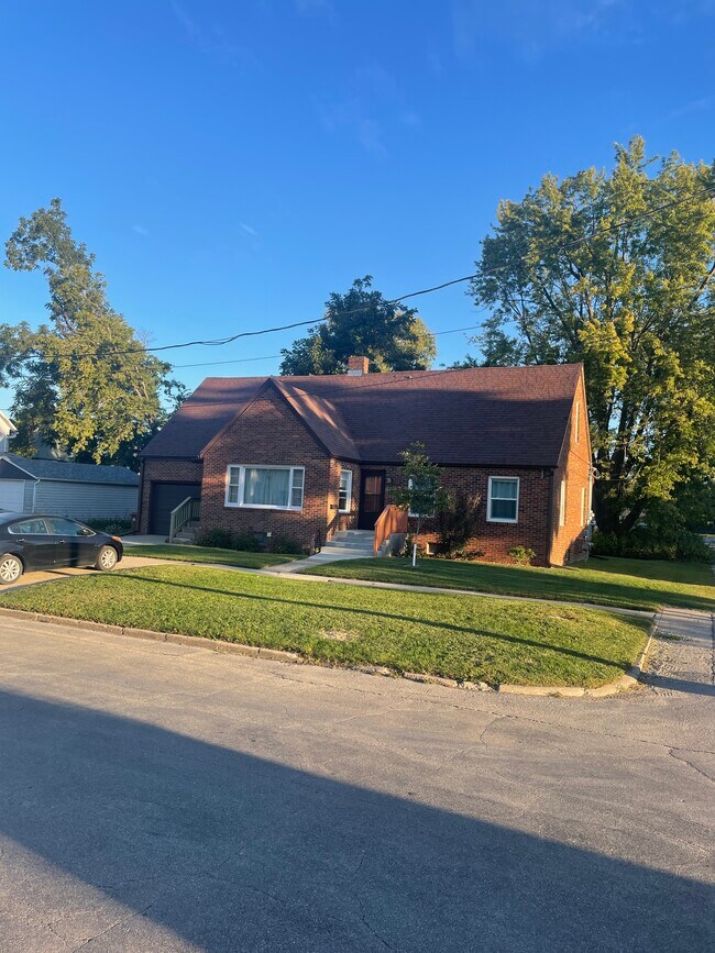 Bungalow de ladrillo de mediados de siglo - 711 7th Ave Unidad 711 Ground Level