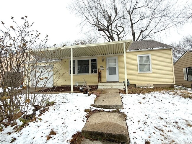 Building Photo - Cute Two Bedroom Home