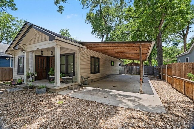 2506 E Cesar Chavez St