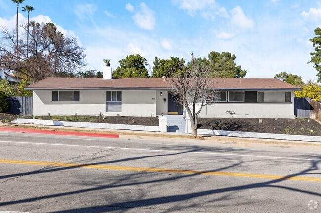 Building Photo - 20335 Oxnard St Rental