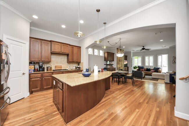 Building Photo - 584 Bomar St