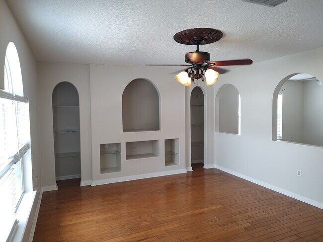 Spacious 4 bedroom, 2.5 bathroom house in Poinciana