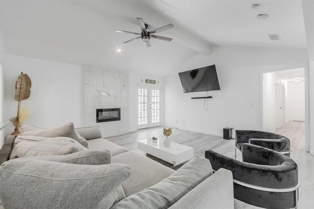 2901 Las Palmas Ln
