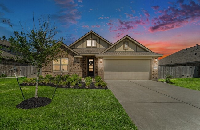 Building Photo - 15207 Lakewood Ave