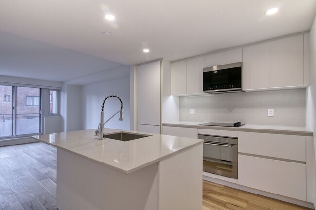 Building Photo - 3460 Rue Peel Unit 711