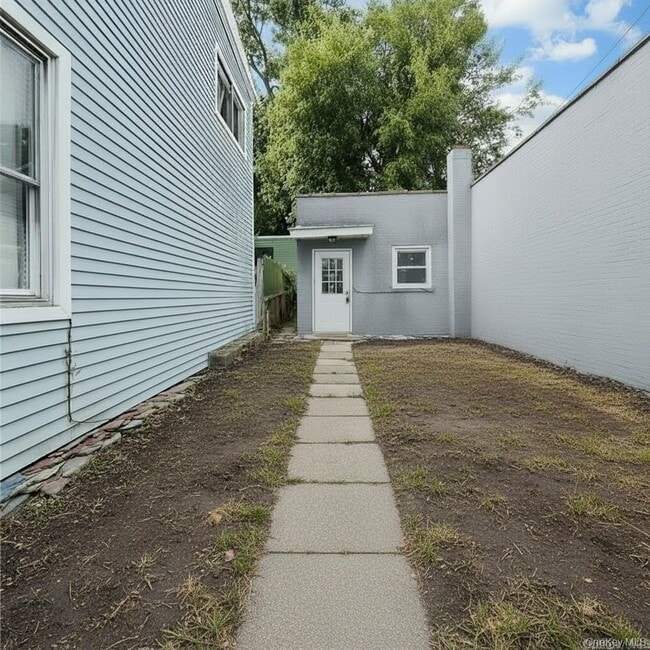 Building Photo - 42 Quassaick Ave