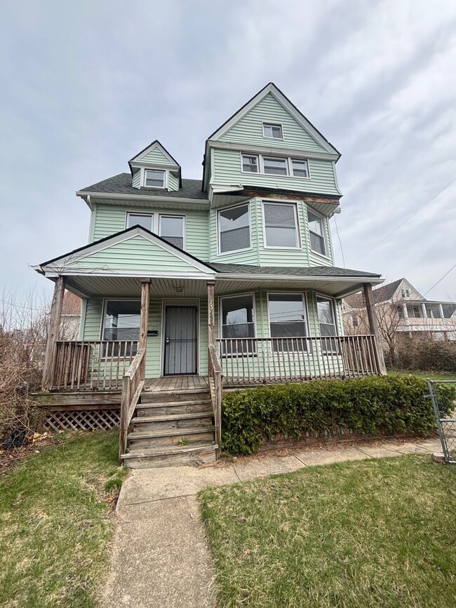 Building Photo - Charming 5-Bedroom Property in Prime Location