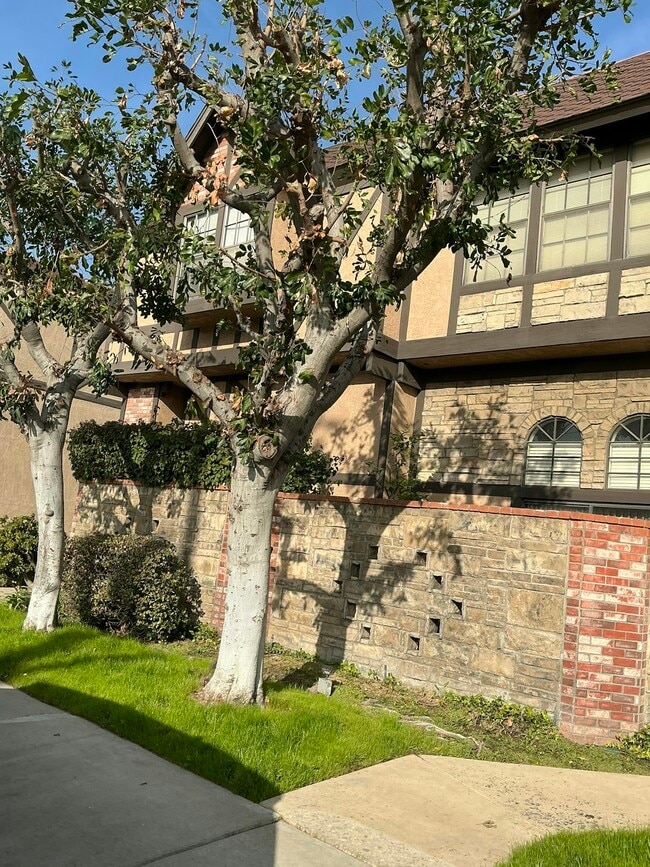 Building Photo - 852 N Monterey St