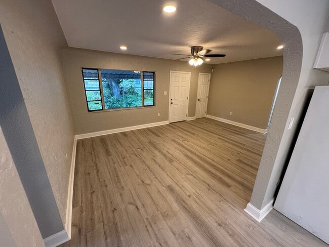 Building Photo - 804 W Linebaugh Ave Rental