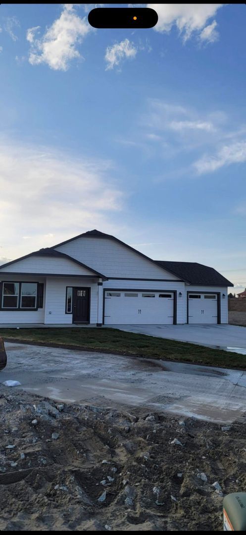 3 Bed 2 Bath one story home, 3 car garage - 3 Bed 2 Bath one story home, 3 car garage