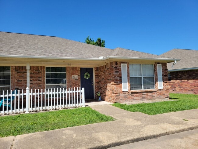 Building Photo - Bryan - 3 Bedroom / 2 Bath / Duplex / Fenced Yard.