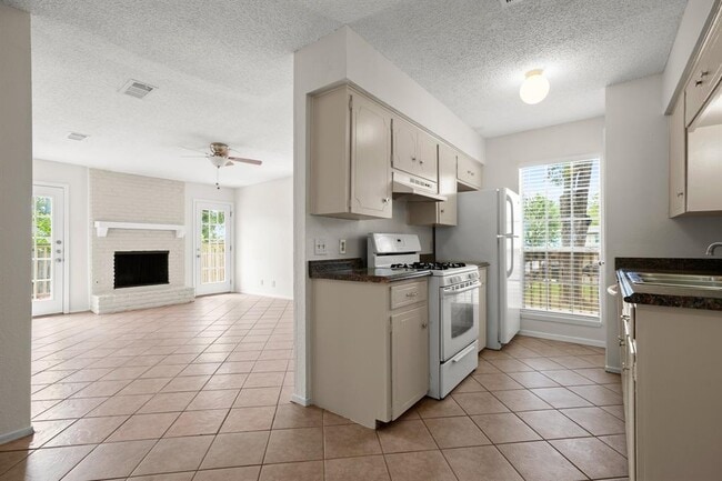 Photo - 1404 Valleyridge Cir