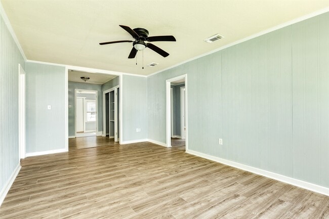 Photo - 302 W 8th St