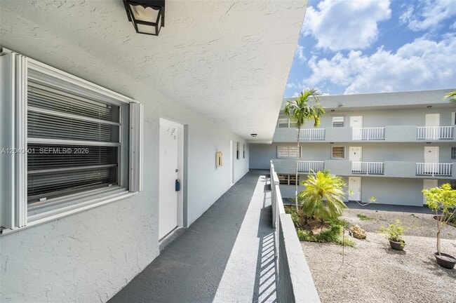 Building Photo - 1725 W 60th St Unit F220