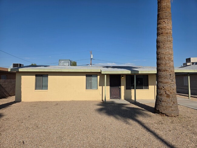 Building Photo - Phoenix 3 Bed/1 Bath - No HOA