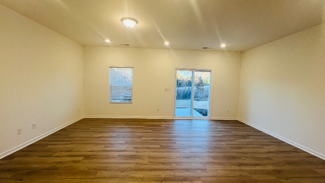 Photo - 757 Kitfox Dr NW