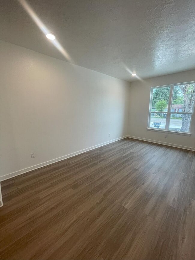 Photo - 1612 W 5th St