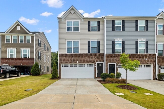 Building Photo - **End Unit 3/3 Townhome in Great Location**